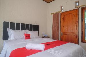 Postel nebo postele na pokoji v ubytování RedDoorz Syariah @ Jalan Dieng Wonosobo 2