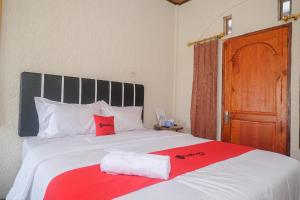 Postel nebo postele na pokoji v ubytování RedDoorz Syariah @ Jalan Dieng Wonosobo 2