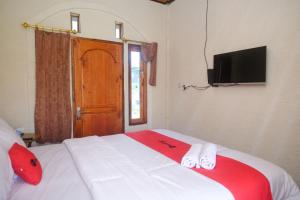 Postel nebo postele na pokoji v ubytování RedDoorz Syariah @ Jalan Dieng Wonosobo 2