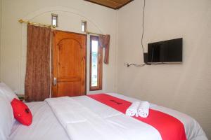 Postel nebo postele na pokoji v ubytování RedDoorz Syariah @ Jalan Dieng Wonosobo 2