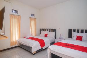 Postel nebo postele na pokoji v ubytování RedDoorz Syariah @ Jalan Dieng Wonosobo 2