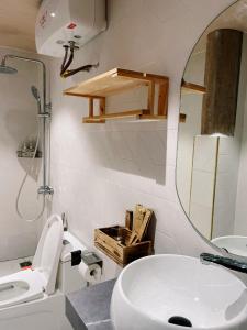 uma casa de banho com um lavatório branco e um espelho. em La Montana De Luong Son 