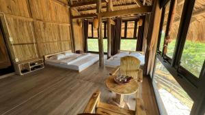 uma vista interior de um quarto com 2 camas e uma mesa em La Montana De Luong Son 