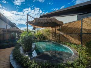 Bazén v ubytování Tengchong Jingge Banshan Hot Spring Hotel nebo v jeho okolí