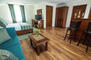 斯勒尼克的住宿－青翠山丘旅館，酒店客房配有床、沙发和桌子。