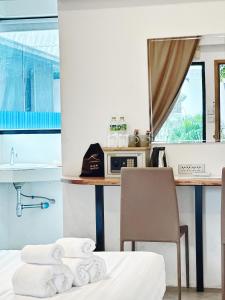 a room with a bed and a table and a chair at Key酒店@古城中心店 in Chiang Mai