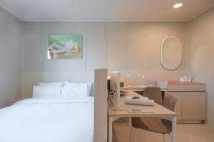 Ένα ή περισσότερα κρεβάτια σε δωμάτιο στο Workers Hotel Ansan by Aank