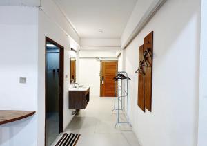 a hallway with a bathroom with a sink and a mirror at Key酒店@古城中心店 in Chiang Mai