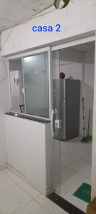 - un réfrigérateur dans l'établissement Areia Branca / Casa 1/ casa 2, à Cabo Frio