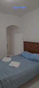 - un lit avec 2 serviettes dans l'établissement Areia Branca / Casa 1/ casa 2, à Cabo Frio