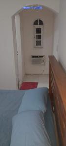 - une chambre avec un lit et une fenêtre dans l'établissement Areia Branca / Casa 1/ casa 2, à Cabo Frio