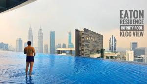 Foto de la galería de Eaton Residence KLCC View with Infinity Pool 伊顿公寓 豪景园 双子塔无边际泳池 en Kuala Lumpur