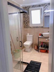 une salle de bain avec toilettes et lavabo dans l'établissement Paleo Faliro Athens fully equipped 2 bedrooms 90 sqm big apartment 200m to Free beach, à Athènes 60 autres photos