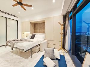 吉隆坡Eaton Residence KLCC View with Infinity Pool 伊顿公寓 豪景园 双子塔无边际泳池的一间卧室配有一张床和吊扇 更多37张照片