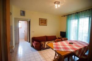 ein Wohnzimmer mit einem Sofa und einem Tisch in der Unterkunft Apartments Luka - free parking in Novi Vinodolski