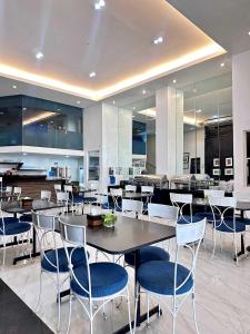 uma sala de jantar com mesa e cadeiras em Hotel Pier Cuatro em Cebu