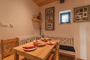 una sala da pranzo con tavolo e sedie in legno di Vineyard Cottage Grajska Kašča - Happy Rentals a Mirna Altre 11 foto