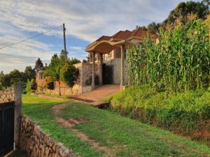 una casa con una recinzione di fronte a un cortile di Cheerful 3 Bedroom house with ample parking space. a Kampala