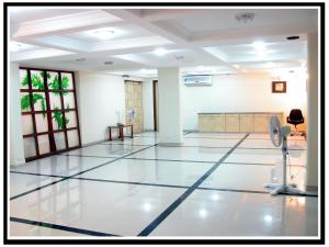 einen Fitnessraum mit einem Volleyballplatz in einem Zimmer in der Unterkunft HOTEL GOKUL in Gandhidham