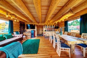 ein Esszimmer mit einem langen Tisch und Stühlen in der Unterkunft ECO HOUSES ART OF LIVING - Еко къщи изкуството да живееш in Pamporowo