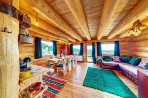ein Wohnzimmer mit einem Sofa und einem Tisch in der Unterkunft ECO HOUSES ART OF LIVING - Еко къщи изкуството да живееш in Pamporowo