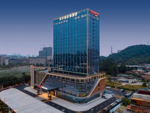 Un palazzo alto con molte finestre in città di Hampton by Hilton Guangzhou Wenchong a Canton