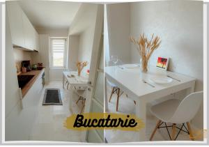 uma cozinha branca com uma mesa e cadeiras brancas em Royal Luxury Ap 2 Rooms - AB Homes em Iaşi