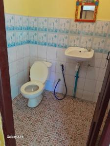 a bathroom with a toilet and a sink at Tavan Seng 3 in Don Det