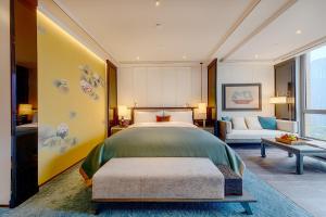 1 dormitorio con 1 cama grande y 1 sofá en JiuTai Hotel Hangzhou, en Hangzhou