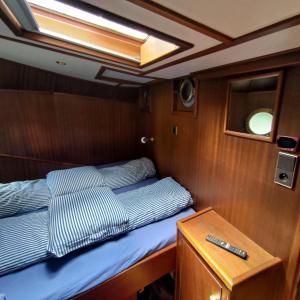 um quarto com duas camas na parte de trás de um barco em Lisbeth 1902 em Malestroit