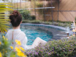 Bazén v ubytování Tengchong Jingge Banshan Hot Spring Hotel nebo v jeho okolí