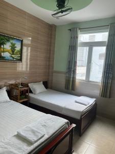 Postel nebo postele na pokoji v ubytování Kim Long Hotel