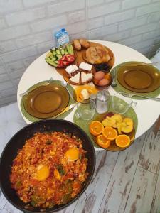 una mesa cubierta con una mesa con huevos y comida en HANCHO - OLD TOWN CENTER PLOVDIV en Plovdiv