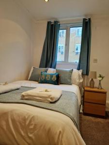 倫敦的住宿－Paddington，卧室设有两张床,带窗户