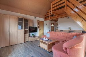 - un salon avec un canapé et une table dans l'établissement Vineyard Cottage Urban - Happy Rentals, à Mirna