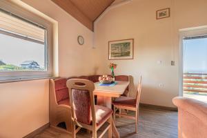 - une salle à manger avec une table et des chaises dans l'établissement Vineyard Cottage Urban - Happy Rentals, à Mirna