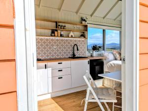 Dapur atau dapur kecil di Warburton Tiny House - Tiny Stays
