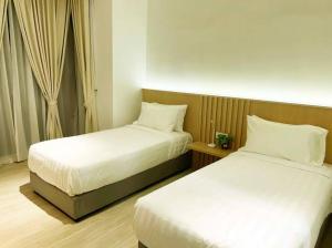 马六甲Costa Mahkota Stylish 2-Bedroom Pool View 1 Queen & 2 Singles的有两张床和一扇窗户的卧室 更多25张照片