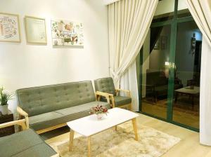 Costa Mahkota Stylish 2-Bedroom Pool View 1 Queen & 2 Singles的休息区