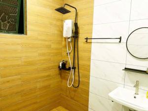 马六甲Costa Mahkota Stylish 2-Bedroom Pool View 1 Queen & 2 Singles的带淋浴和水槽的浴室
