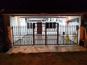 une porte en face d'une maison avec une bouche d'incendie dans l'établissement Homestay Dahlia, à Teluk Intan