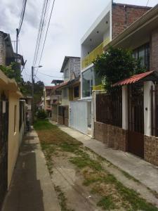 eine leere Gasse in einer Stadt mit Gebäuden in der Unterkunft ROZA apartaments & suits in Loja