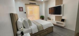CozyNest - Modern 1 Bedroom Gem Luxury Smart Unit tesisinde bir odada yatak veya yataklar