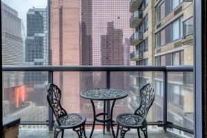 Midtown 1BR w Water views Indoor pool NYC-36 tesisinde bir balkon veya teras