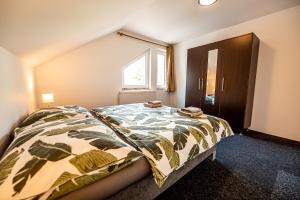 1 dormitorio con cama y ventana en XLSuite Apartment Superior, en Piešťany