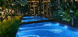 - une piscine éclairée en ville la nuit dans l'établissement Revo Pavilion Bukit Jalil 1 & 2 room units, à Kuala Lumpur