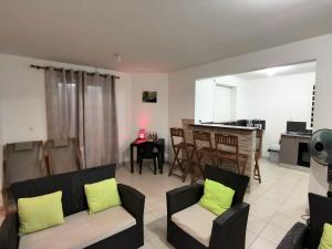 Una cocina o kitchenette en Appartement confortable aux Trois Îlets - 85 m² - Vue montagne