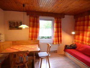 Zimmer mit einem Tisch, einem Bett und einem Fenster in der Unterkunft Cozy Holiday Home in Brandenburg near Lake in Beeskow