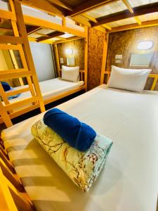 een slaapkamer met 2 stapelbedden en een kussen bij Frutta Hostel in Patong Beach