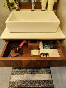 加爾各答的住宿－The Turquoise Letterbox - Twin at Central，水槽下面的橱柜里的一个水槽